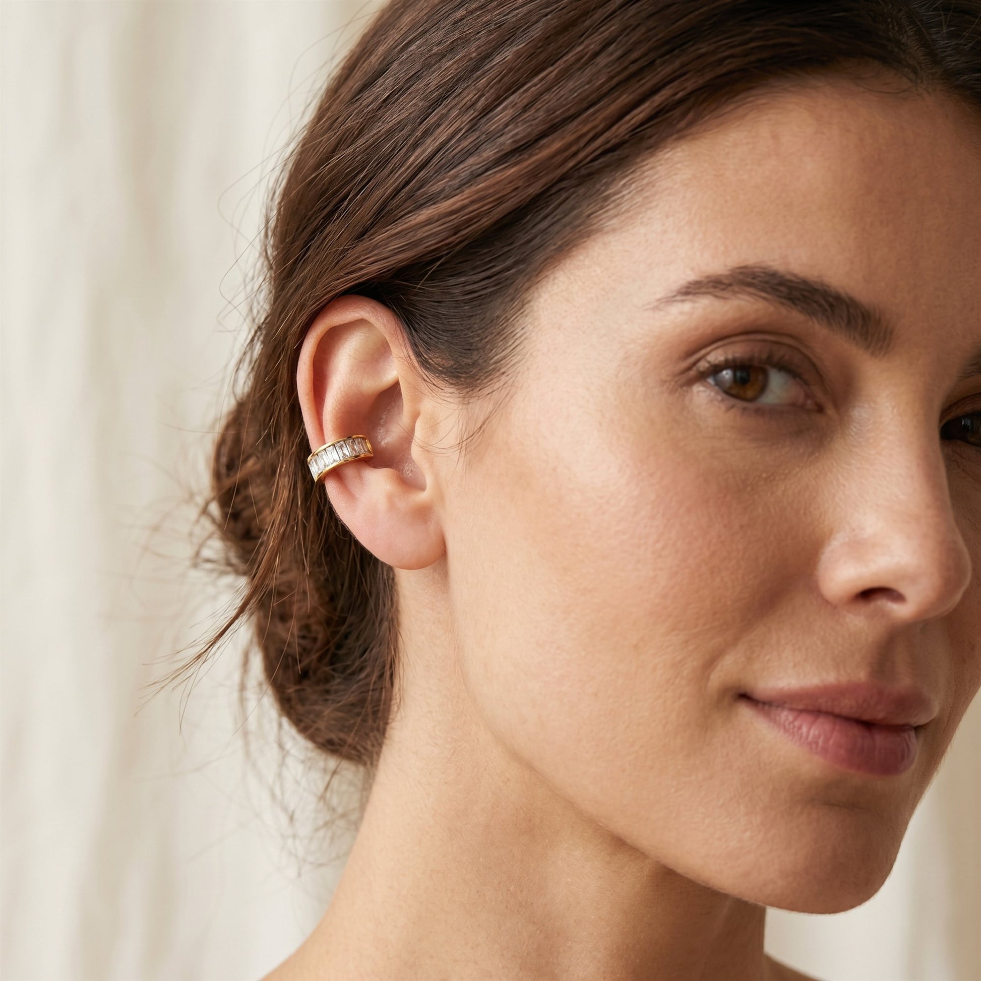 Crystal Baguette Ear Cuff Gold – lifestyle