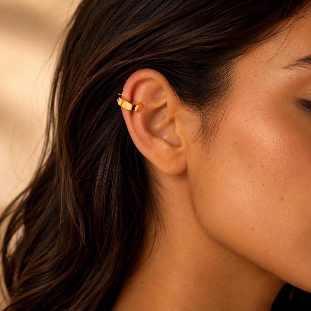 Chunky Huggie Hoop Earrings Gold – lifestyle