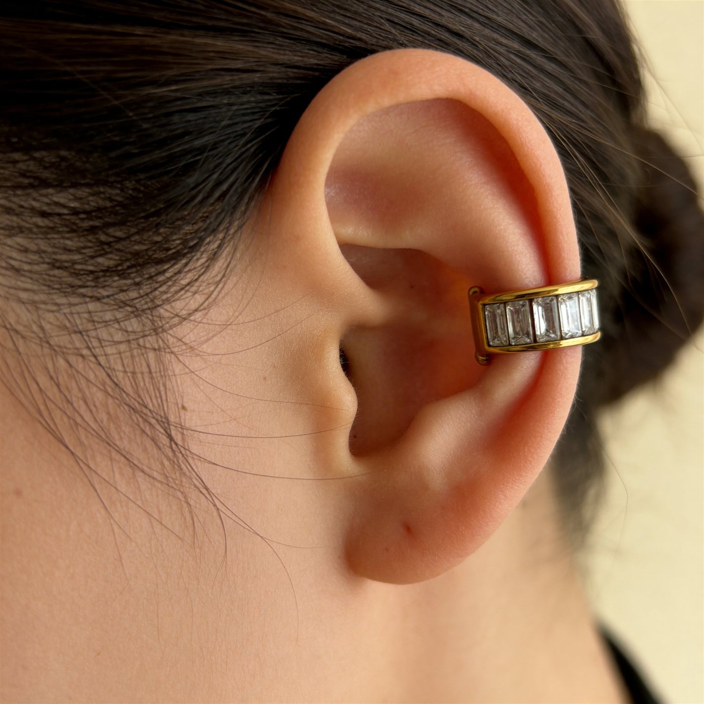Crystal Baguette Ear Cuff Gold – lifestyle