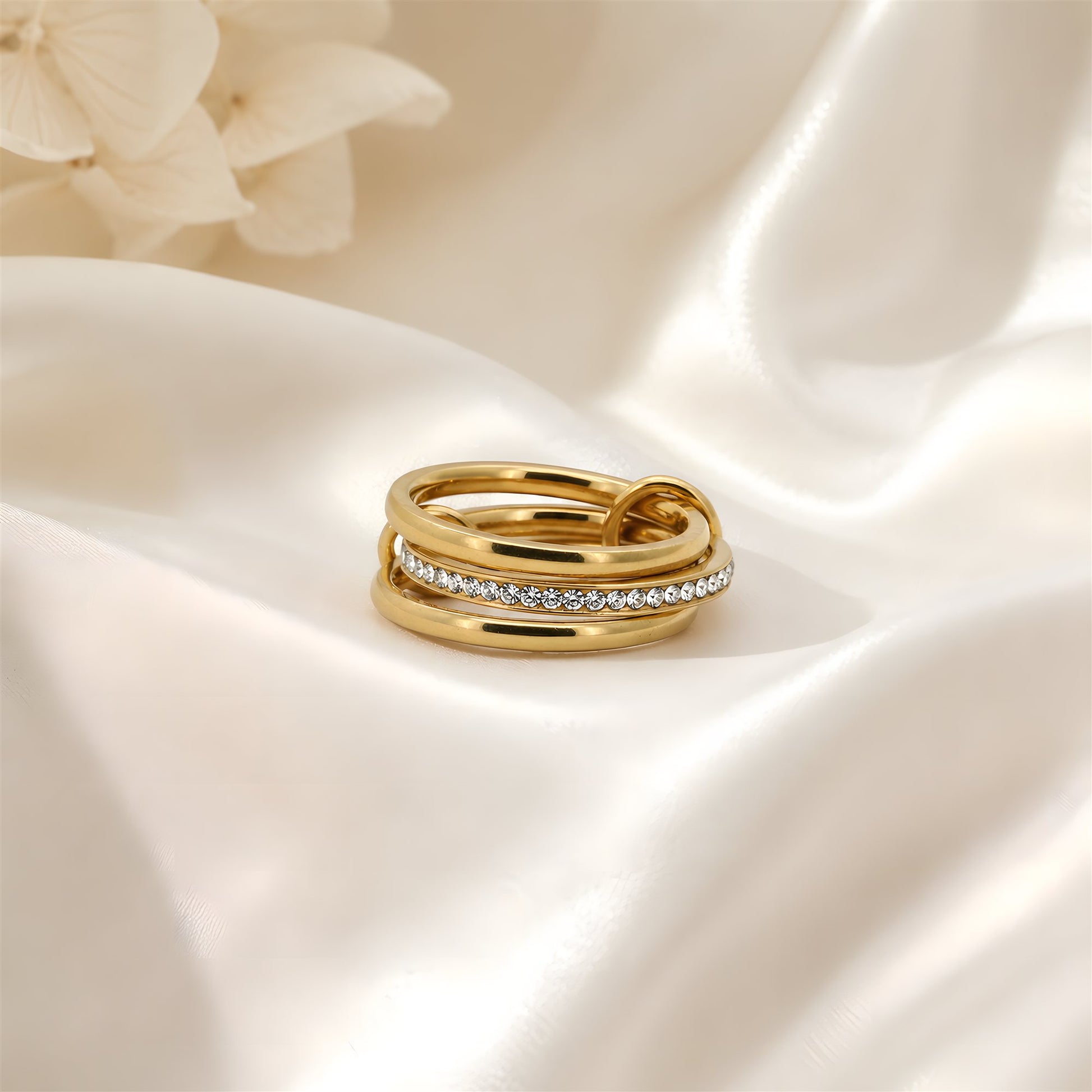 Crystal Stacking Ring Set Gold – lifestyle