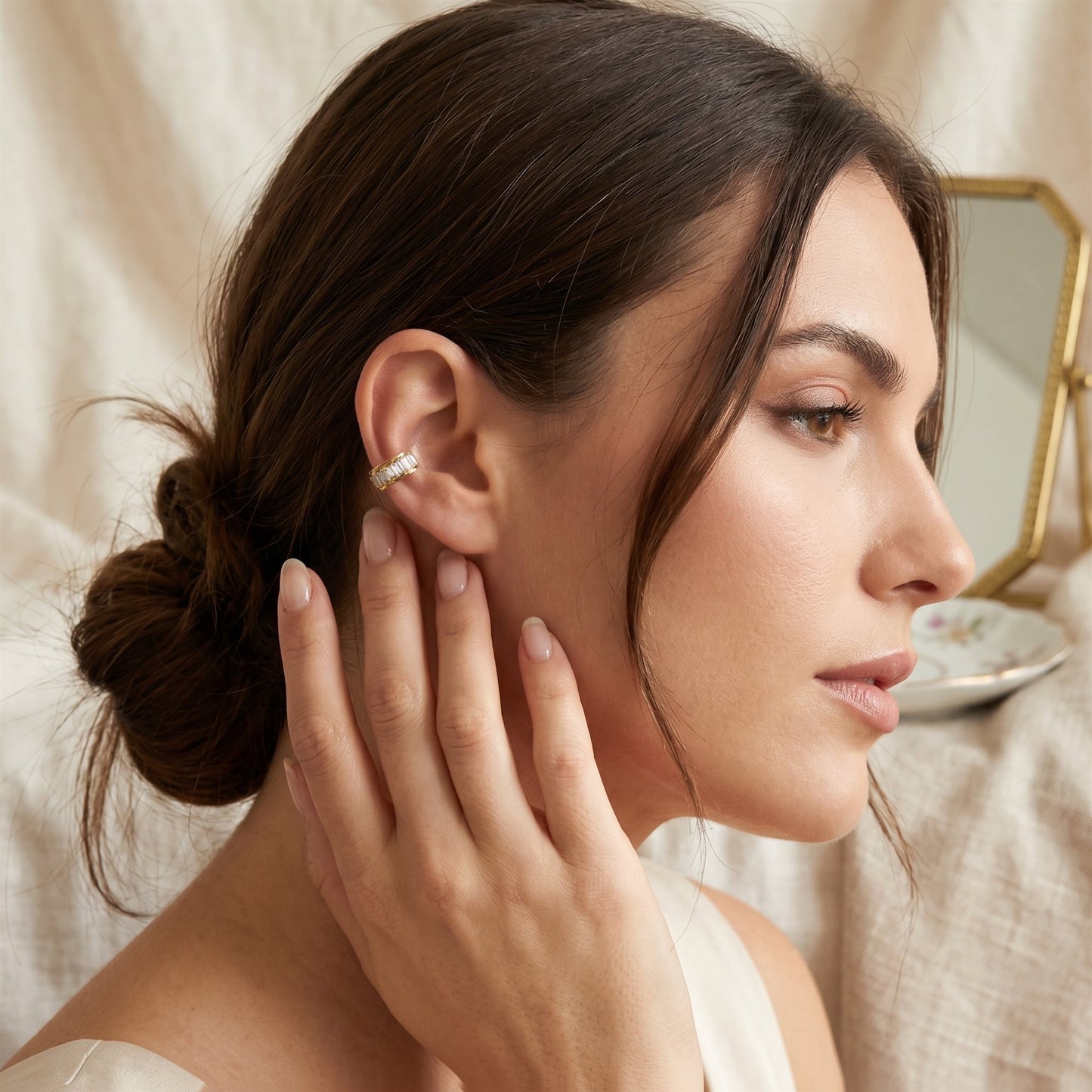 Crystal Baguette Ear Cuff Gold – lifestyle
