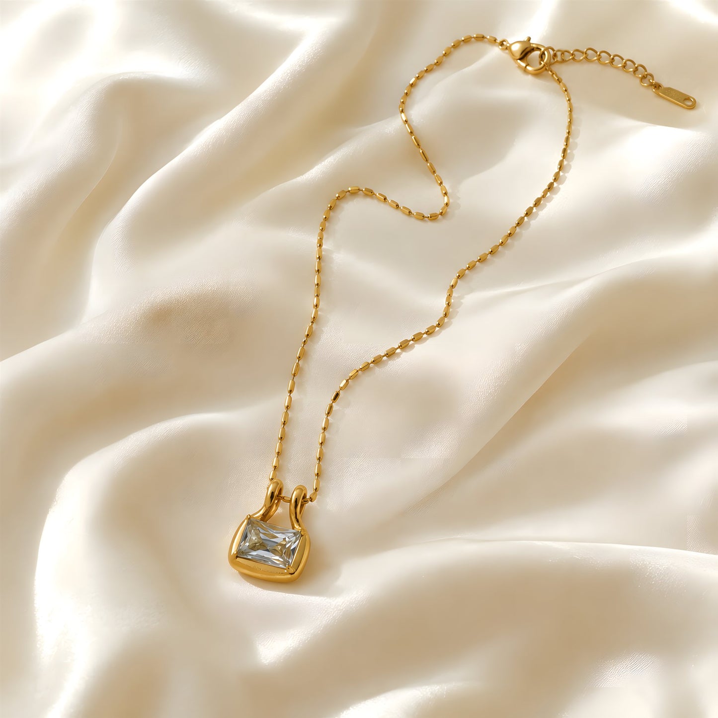 Crystal Solitaire Pendant Necklace Gold – lifestyle