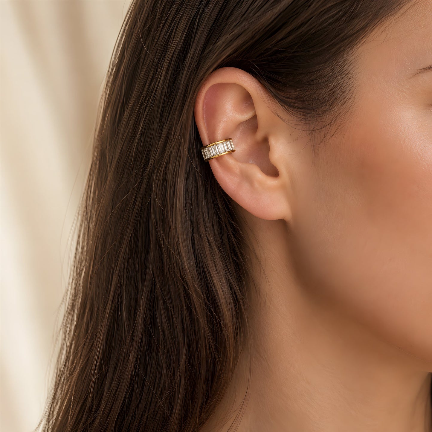 Crystal Baguette Ear Cuff Gold – lifestyle