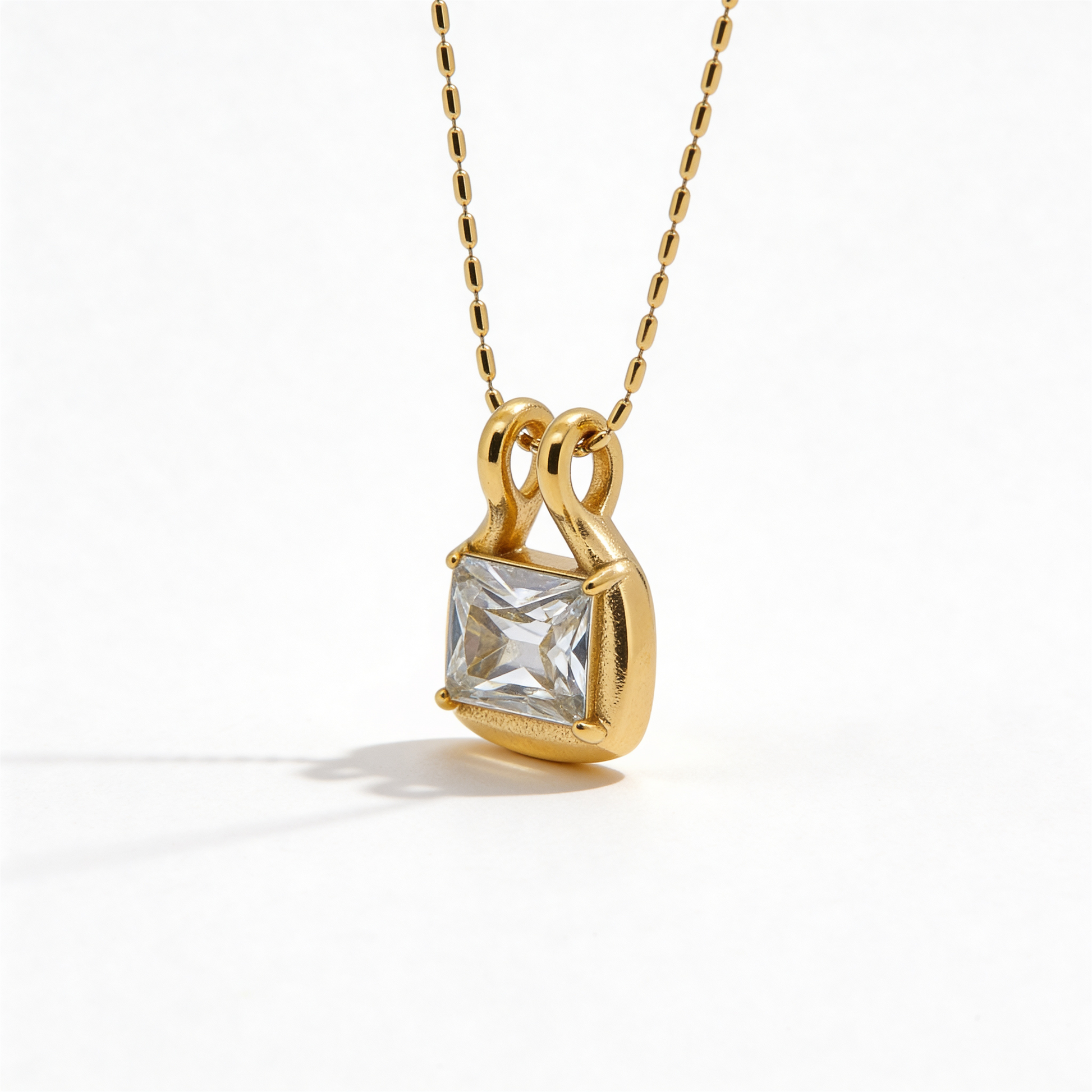 Crystal Solitaire Pendant Necklace Gold – lifestyle