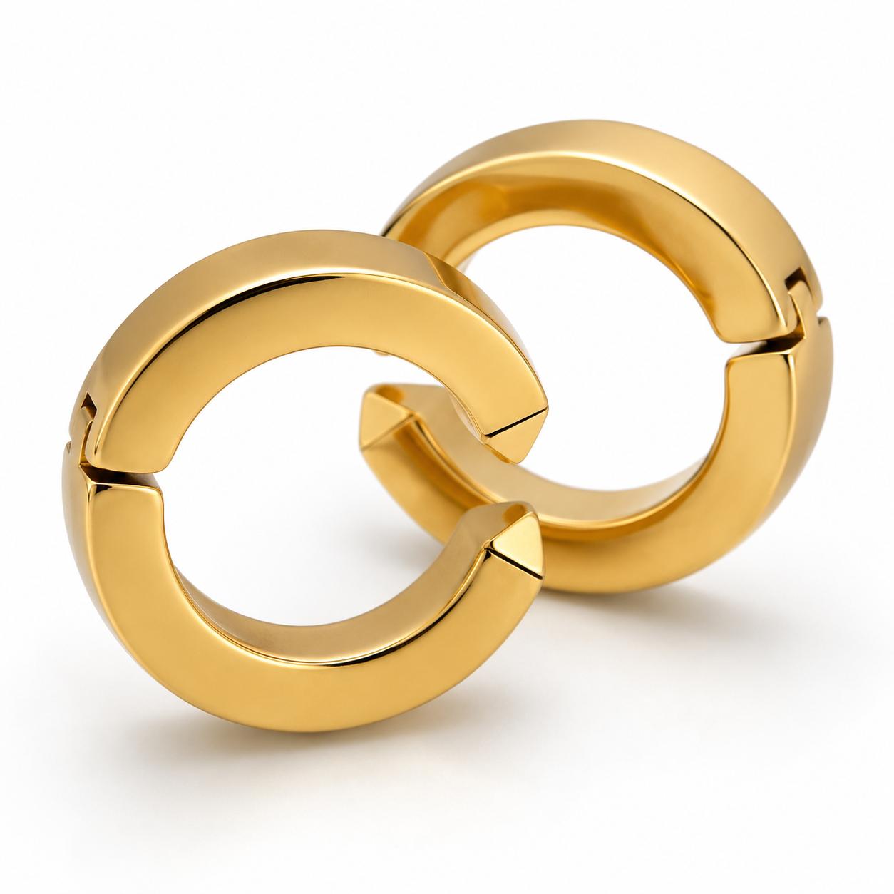 Chunky Huggie Hoop Earrings Gold – lifestyle